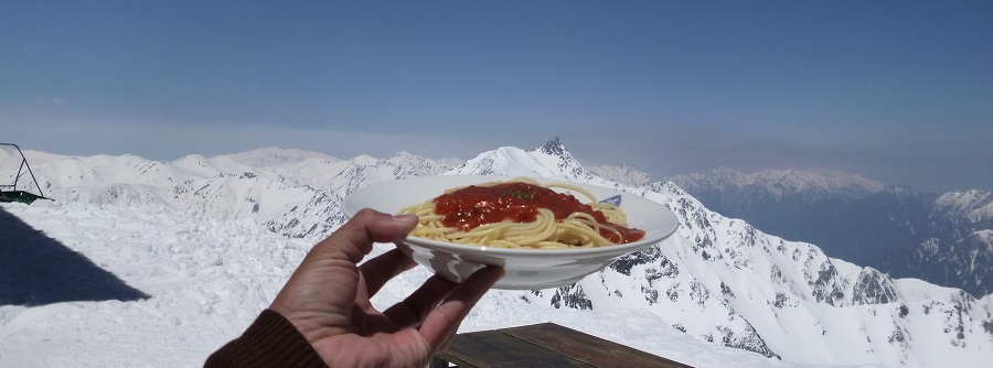 雪山で食べるスパゲティーの画像です。